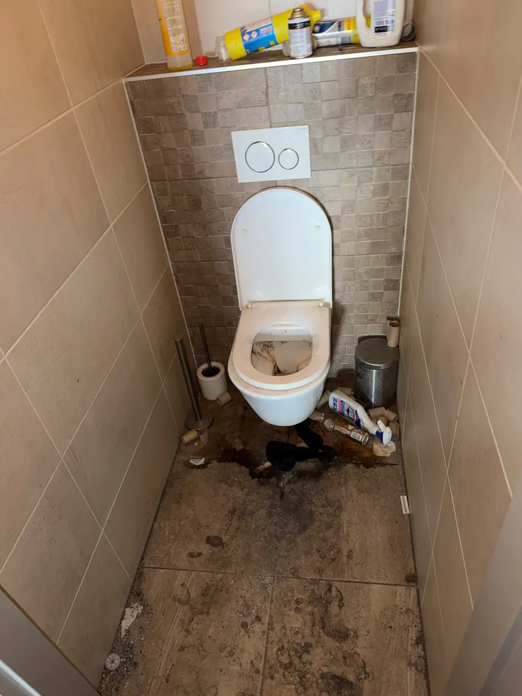 Voor: zwaar vervuild toilet