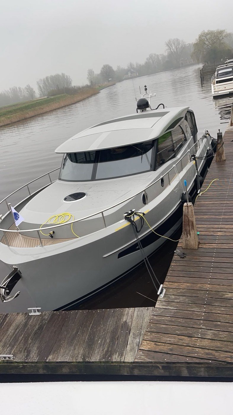 Spiegelend schone boot aan de steiger, eigen werk