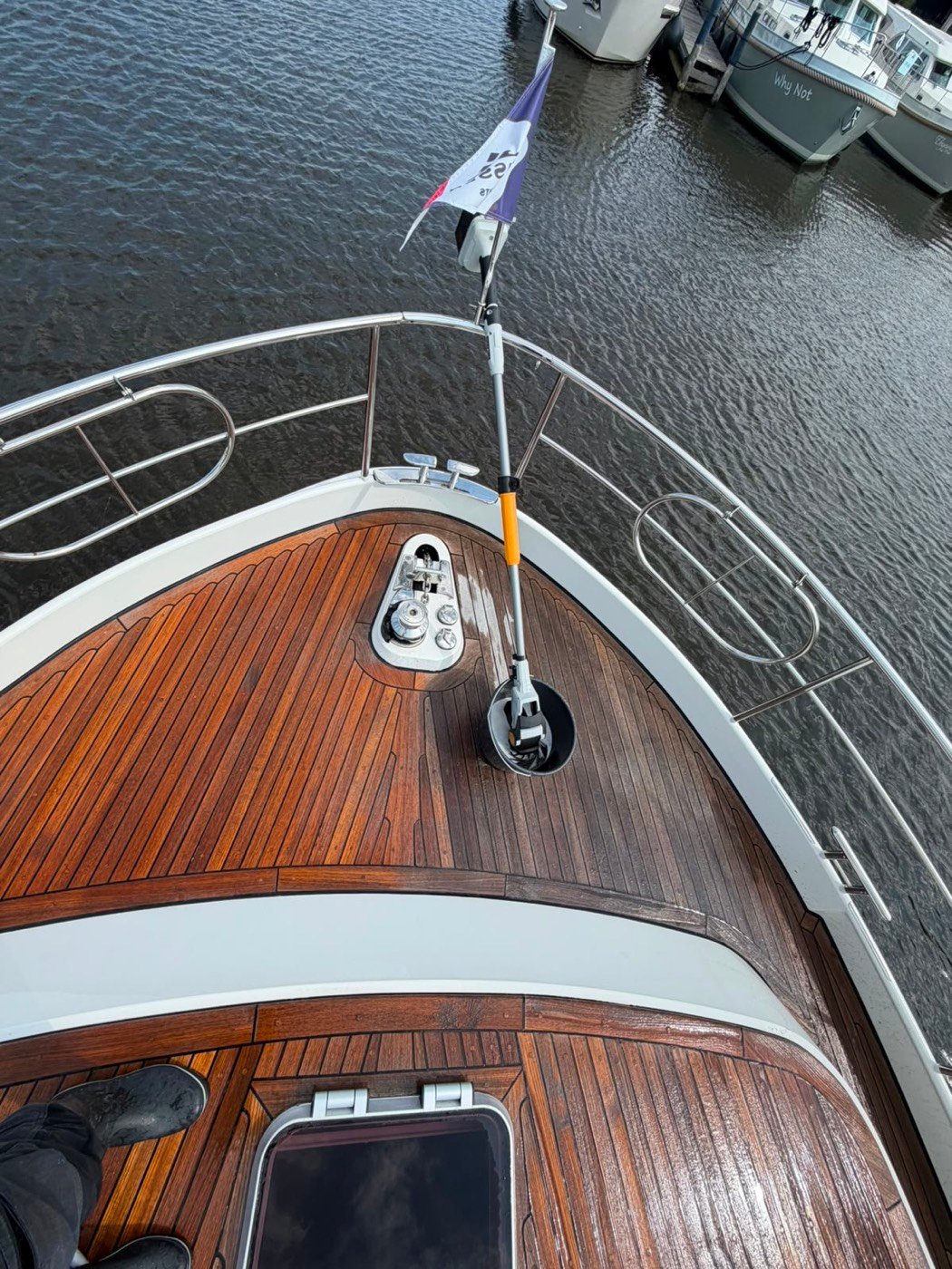 Specialistische reiniging van een jachtdek, eigen werk